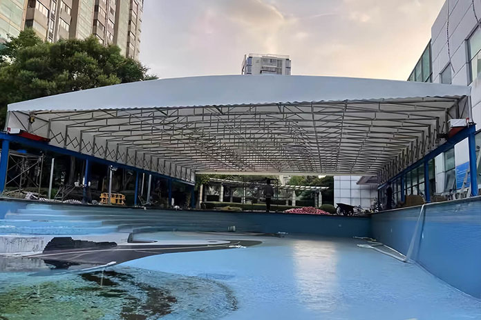 金銀灣游泳池電動伸縮雨棚